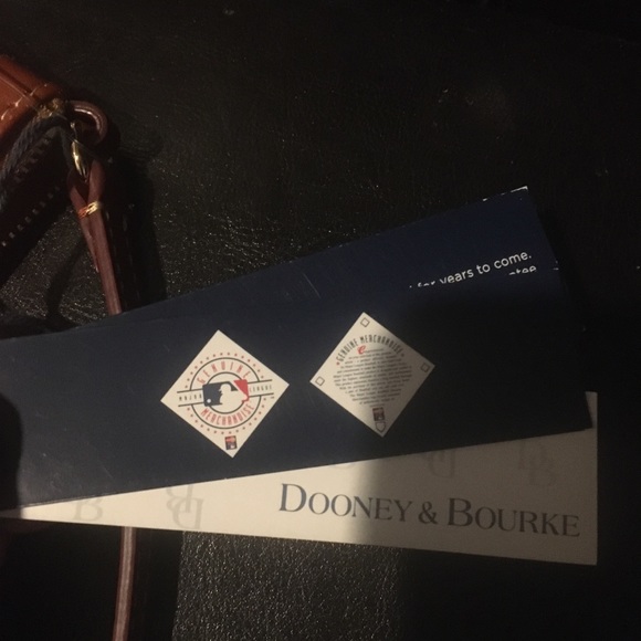 PRICE DROP! NWT…Dooney and Bourke AZ Diamondbacks wristlet❤️⚾️ - Picture 6 of 6